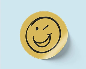 Runder Aufkleber mit zwinkerndem Smiley als Aufdruck